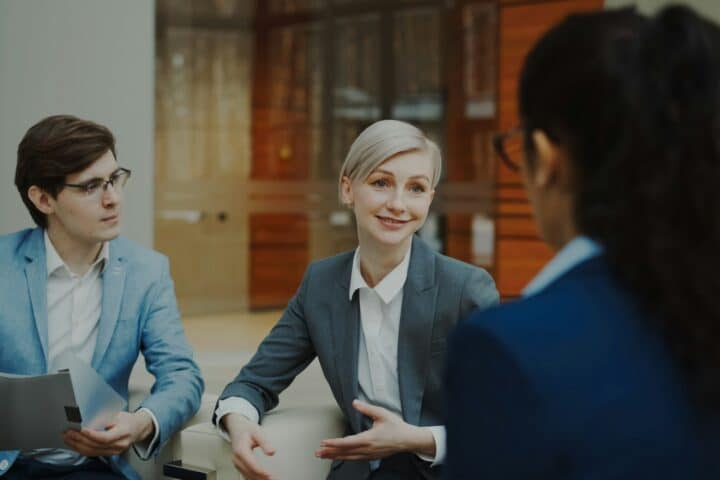 Auftraggeber im Coaching: Ziele, Rollen und Vertraulichkeit klären Mehrere Auftraggeber im Coaching: Erwartungen klären, Vertraulichkeit vereinbaren und Rollenkonflikte bearbeiten. Mit Leitfaden und Übung.