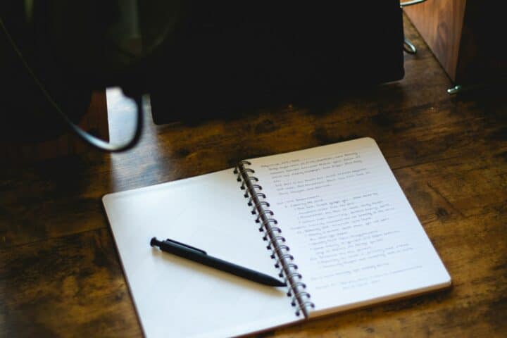 Dokumentation im Coaching: Protokoll, Visualisierung und Transfer Coaching sinnvoll dokumentieren: mit Ergebnisprotokoll, Beispielen und Hinweisen zu Visualisierung, Vertraulichkeit und Datenschutz.