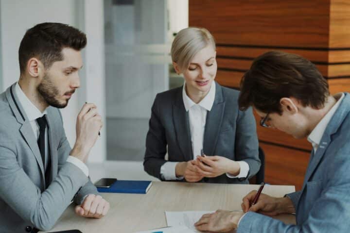 Coaching-Vertrag: Checkliste, Honorar und gemeinsame Spielregeln Was gehört in einen Coaching-Vertrag? Checklisten für Rahmenbedingungen, Honorarkalkulation und den psychologischen Vertrag im Coaching.