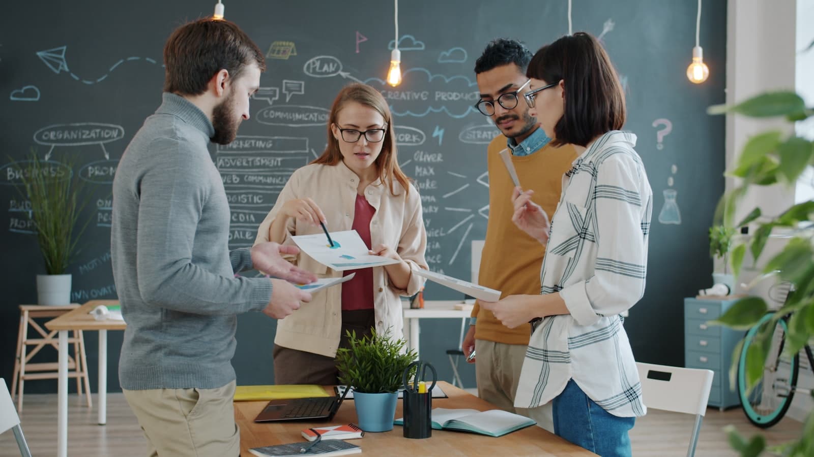 Team im Gespraech in einem Meetingraum, passend zum Thema psychologische Sicherheit im Team